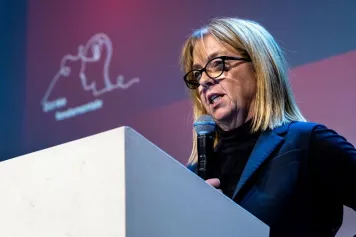 Annemie Schaus, Présidente du FNRS, donne le coup d’envoi de la Soirée fondamentale du FNRS ! @Bozar. L’occasion de réunir la communauté de chercheuses et chercheurs FNRS, de présenter les activités et les ambitions du FNRS, d’entendre les préoccupations 