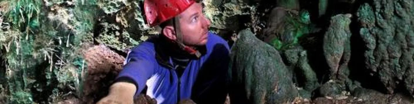 "Ni‑rich mineral nepouite explains the exceptional green color of speleothems"